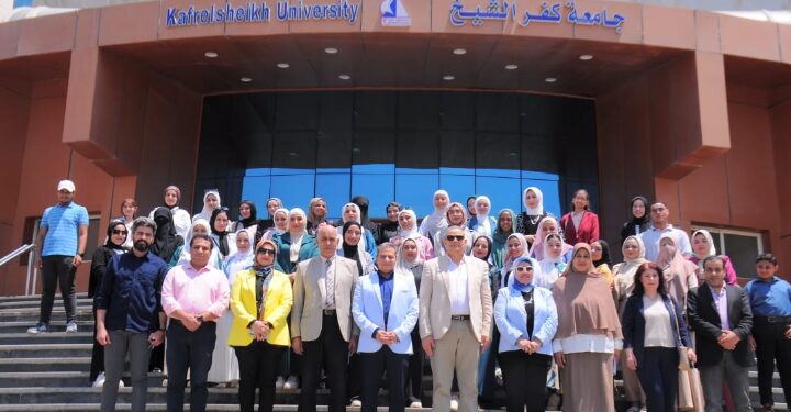 رئيس جامعه كفر الشيخ يكرم طلبة كلية تربية نوعية لتحويل سور الجامعة إلى لوحة فنية ضمن مشروع تخرجهم