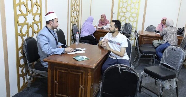 مئات الأسئلة اليومية لركن الفتوى بجناح الأزهر بمعرض الإسكندرية الدولي للكتاب