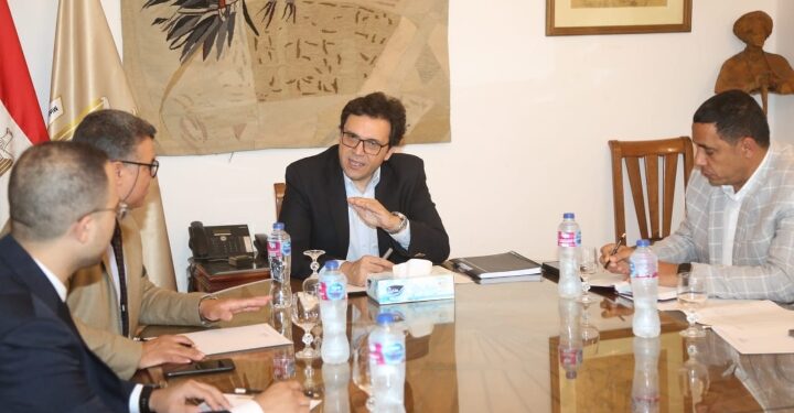 وزير الثقافة يجتمع مع ممثلي جهاز مشروعات الخدمة الوطنية لمتابعة تنفيذ عدد من المشاريع الإنشائية بالوزارة