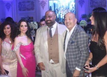 التفاف نجوم مصر علي المعلم إسماعيل دولار. في فرح المنتج مصطفي الغزولي