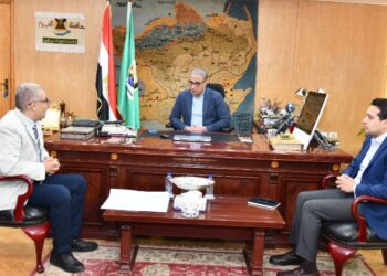محافظ الفيوم يناقش مع وفد هيئة الاستشعار من البُعد سبل تعزيز التعاون في التنمية الزراعية والسياحية والعمرانية