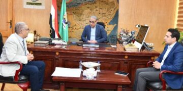 محافظ الفيوم يناقش مع وفد هيئة الاستشعار من البُعد سبل تعزيز التعاون في التنمية الزراعية والسياحية والعمرانية