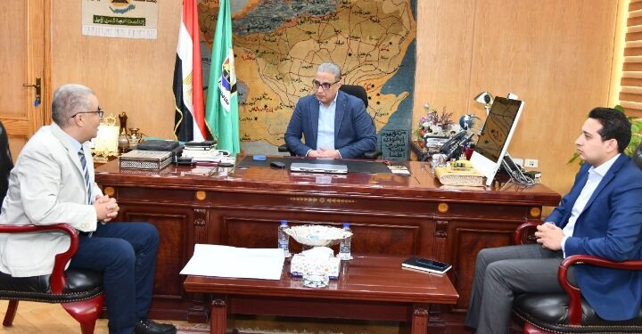 محافظ الفيوم يناقش مع وفد هيئة الاستشعار من البُعد سبل تعزيز التعاون في التنمية الزراعية والسياحية والعمرانية