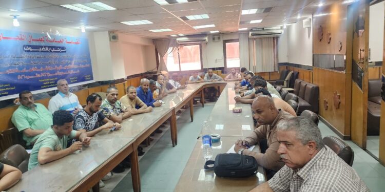 محمد عارف :  النقابة العامة للتجارة تلتقي مع تجار والباعة لبحث آلية مطالبهم  من حريق العتبة