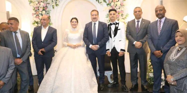 محافظ المنوفية والمهندس أسامة مدكور يشاركان عروسين أيتام حفل زفافهم ويقدم خالص تهانيه القلبية .