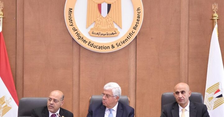 الإجتماع الأول للجنة الوزارية لتنفيذ مشروع المواءمة بين مخرجات الدراسة وسوق العمل برئاسة وزير التعليم العالي