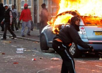 الفوضى و غياب الأمن يخيمان على بريطانيا و الإمارات تحذر رعاياها