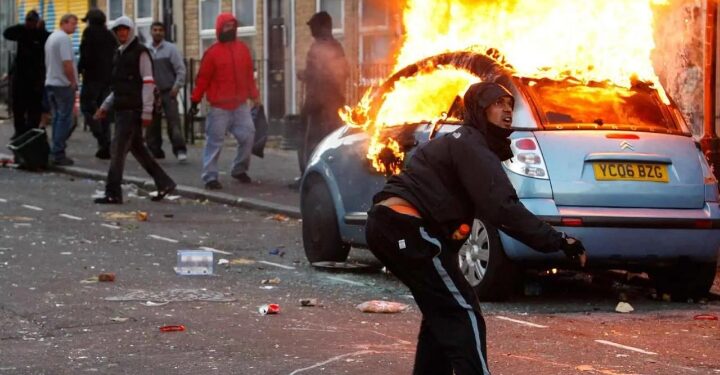 الفوضى و غياب الأمن يخيمان على بريطانيا و الإمارات تحذر رعاياها