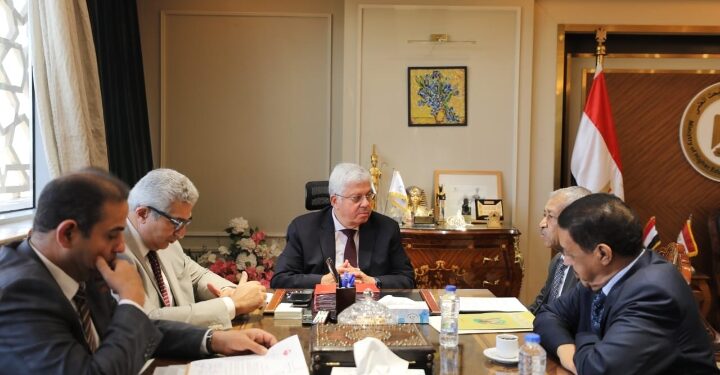 وزير التعليم العالي يبحث مع السفير السوداني بالقاهرة سبل التعاون المشترك بين البلدين