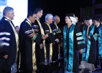 رئيس جامعة كفر الشيخ يشهد تخريج الدفعة الأولى من الأكاديمية العربية للعلوم والتكنولوجيا بالعلمين