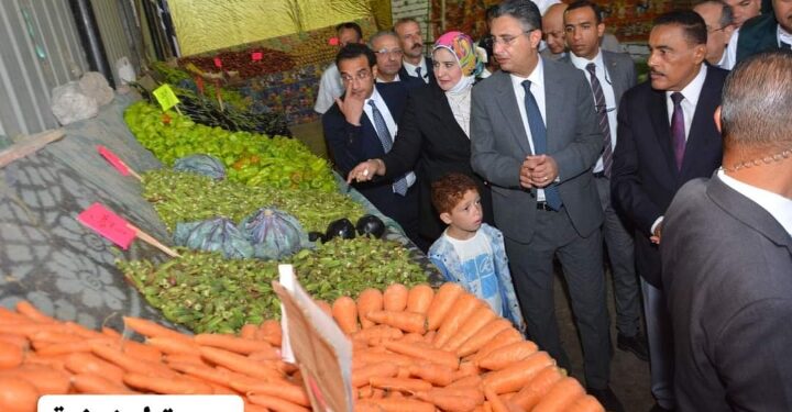 وزير التموين يوجه بتخصيص أماكن بالمجمعات الاستهلاكية لطرح الخضروات والفاكهة بأسعار مخفضة