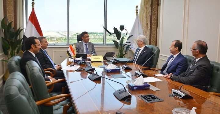 وزير التموين يجتمع برئيس الشعبة العامة للذهب والمجوهرات ورئيس البورصة المصرية للسلع لبحث أوجه التعاون المشترك