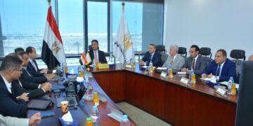 وزير التموين يجتمع مع ممثلي الشركة المنفذة لمشروع تكويد الذهب بالليزر بالتعاون مع مصلحة دمغ المصوغات والموازين