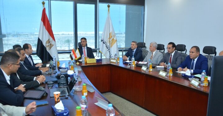 وزير التموين يجتمع مع ممثلي الشركة المنفذة لمشروع تكويد الذهب بالليزر بالتعاون مع مصلحة دمغ المصوغات والموازين