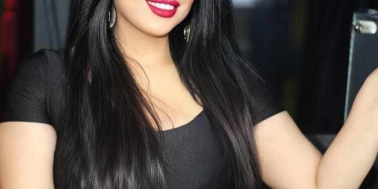 ظهور رائع للموديل نجلاء قدورة خلال عيد ميلاد الفنانة ريم التوني