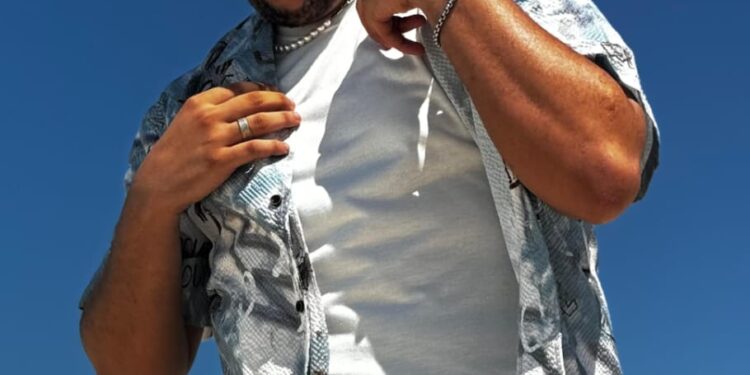 أحمد إيهاب يعود من جديد بأغنية “عادي” بعد غياب عام كامل