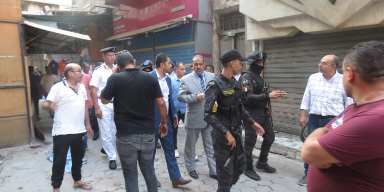 عمرها 50 عام .. مدير أمن الإسماعيلية يقود حملة لإزالة اشغالات « شارع مصر»