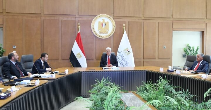 د. ايمن عاشور يرأس الاجتماع الأول للجنة العليا لمستشفيات ومراكز ووحدات الأورام الجامعية