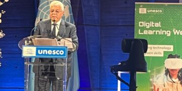 د. ايمن عاشور يستعرض التجربة الرائدة لبنك المعرفة المصري خلال مشاركته بمؤتمر “أسبوع التعلم الرقمي بباريس