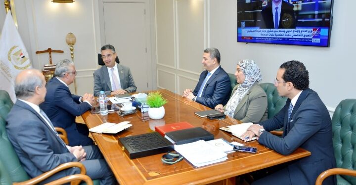 وزير التموين يلتقي رئيس المنطقة الاقتصادية لقناة السويس لبحث سُبل التعاون المشترك