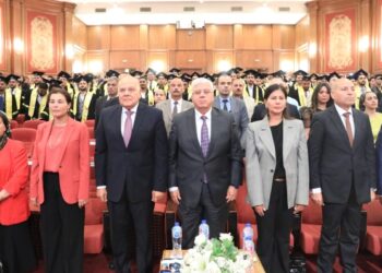 د. ايمن عاشور يشهد حفل تخريج دفعة جديدة من المعهد العالي للهندسة بأكاديمية الشروق