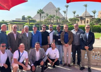 من أمام تمثال أبو الهول  زاهي حواس يقدم كتاب لمصمم الأزياء الشهير ستيفانو ريتشي