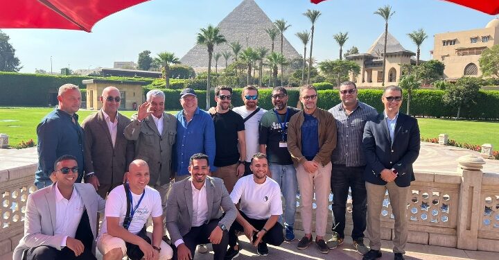 من أمام تمثال أبو الهول  زاهي حواس يقدم كتاب لمصمم الأزياء الشهير ستيفانو ريتشي