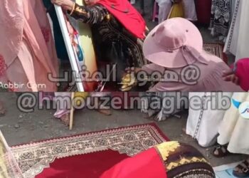 فيديو لمغربيات يركعن ويسجدن لصورة يثير استياء المغاربة وهذه بعض ردود الفعل