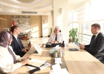 وزير التعليم العالي يستقبل وفدًا من مؤسسة التايمز البريطانية لبحث تصنيفات الجامعات المصرية