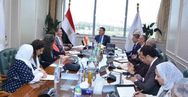 وزير التموين والتجارة الداخلية يجتمع مع وفد من البنك الدولي لمناقشة أليات التعاون المشتركة