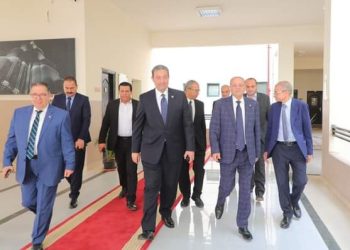 محافظ دمياط يشارك بجلسة مجلس أمناء جامعة الدلتا للعلوم والتكنولوجيا و يشهد حفل خريجى الجامعة رئيس مجلس أمناء ورئيس جامعة الدلتا يُكرمان محافظ دمياط بإهداء سيادته درع الجامعة