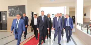 محافظ دمياط يشارك بجلسة مجلس أمناء جامعة الدلتا للعلوم والتكنولوجيا و يشهد حفل خريجى الجامعة رئيس مجلس أمناء ورئيس جامعة الدلتا يُكرمان محافظ دمياط بإهداء سيادته درع الجامعة