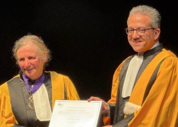 زاهي حواس يهنئ د. خالد العناني بالدكتوراة الفخرية من جامعة جامعة بول فاليري بمونبيليه بفرنسا