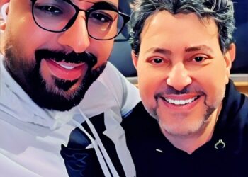 الشاعر…محمد جمعة يهدي الورود لجمهور أمير الغناء العربي هاني شاكر