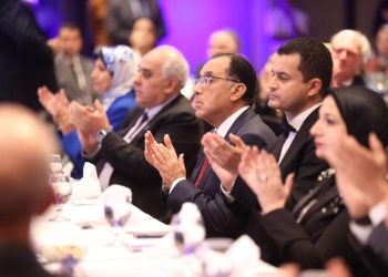 مدبولي يلتقي بأبرز علماء العالم في  زراعة الأعضاء خلال الحفل الختامي للمؤتمر الدولي لمؤسسة “تبرع مصر حياة”  كتب : ماهر بدر    وسط مشاركة لأكثر من 100 خبير ومحاضر دولي  وزير الصحة: “مصر تسعى إلى تحسين وتطوير منظومة التبرع وزراعة الأعضاء بما يتوافق مع أعلى المعايير العالمية”  رئيس مؤسسة “تبرع مصر حياة”: “نتخذ خطوات نحو تطوير منظومة التبرع وزراعة الأعضاء في مصر”     اختتمت فعاليات المؤتمر الدولي لمؤسسة “تبرع مصر حياة” بمشاركة أكثر من 100 عالم وخبير عالمي ومصري في مجال زراعة الأعضاء، بتوصيات عدة لدعم منظومة زراعة الأعضاء في مصر، وذلك بحضور رئيس مجلس الوزراء الدكتور مصطفى مدبولي، وبمشاركة ممثلين عن الهيئات العالمية الرائدة في ذلك المجال، وذلك في إطار دعم الدولة المصرية لتحسين منظومة الرعاية الصحية.  في الجلسة الختامية للمؤتمر، قال الدكتور خالد عبدالغفار، نائب رئيس مجلس الوزراء وزير الصحة والسكان، إن الدولة المصرية تسعى إلى تحسين وتطوير منظومة التبرع وزراعة الأعضاء بما يتوافق مع أعلى المعايير العالمية، مع الحرص على توفير كافة الاحتياجات والبنية التحتية، في ظل وجود أساتذة واستشاريين متخصصين في زراعة الأعضاء، وهو ما يدعم توطين هذا الملف، مشيراً إلى أن التبرع بالأعضاء سيكون ميراثاً جيداً للأجيال القادمة وداعماً قوياً للحياة.  أضاف “عبدالغفار”، أن مصر تمتلك قدرات كبيرة ومهارات بشرية ذات كفاءة بمجال زراعة الأعضاء، وفي الفترة الماضية حققت وزارة الصحة نجاحات كبيرة في عمليات زراعة الكلى والكبد، مؤكداً ضرورة بناء روابط قوية وبناءة مع الجمعيات والمؤسسات العالمية في مجال زراعة الأعضاء، وتعزيز البحث العلمي في مجال التبرع وزراعة الأعضاء، داعيًا إلى مواصلة الجهود لدعم منظومة زراعة الأعضاء والتبرع بها، وضمان عملها بأعلى مستويات العدالة، والشفافية، والتنظيم، وتعزيز دور مصر على المستويين الإقليمي والدولي.  من جانبه، قال الدكتور أحمد الصباغ، استشاري زراعة الكبد وجراحات الجهاز الهضمي والمناظير بجامعة المنصورة وعضو لجنة زراعة الأعضاء من متبرع حي بالجمعية الأمريكية لزراعة الأعضاء،  مؤسس ورئيس مؤسسة “تبرع مصر حياة”، إن مبادرة “تبرع مصر حياة” ليست مجرد حملة، بل هي حركة ونداء للعمل من أجل تحسين الحياة، وبناء جسور للتعاون والتواصل بين مصر والعالم، والعمل مع الخبراء في كل مكان لوضع معايير جديدة للرعاية الصحية.  أضاف: “نتخذ خطوات نحو تطوير منظومة التبرع وزراعة الأعضاء في مصر، ونسعى دائمًا إلى تعزيز وتطوير هذه المبادرة التي تهدف إلى تحسين حياة الكثيرين، ودعونا نتذكر أن كل جهد و تعاون هو خطوة نحو مستقبل يكون فيه لكل مريض فرصة للحياة الكريمة.  حضر الحفل الختامي العديد من قادة الجمعيات العالمية الرائدة في مجال زراعة الأعضاء، وعدد من الإعلاميين والفنانين الذين ساهموا في دعم الحملة التوعوية ضمن مبادرة “تبرع مصر حياة”.