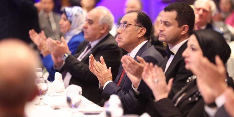 مدبولي يلتقي بأبرز علماء العالم في  زراعة الأعضاء خلال الحفل الختامي للمؤتمر الدولي لمؤسسة “تبرع مصر حياة”  كتب : ماهر بدر    وسط مشاركة لأكثر من 100 خبير ومحاضر دولي  وزير الصحة: “مصر تسعى إلى تحسين وتطوير منظومة التبرع وزراعة الأعضاء بما يتوافق مع أعلى المعايير العالمية”  رئيس مؤسسة “تبرع مصر حياة”: “نتخذ خطوات نحو تطوير منظومة التبرع وزراعة الأعضاء في مصر”     اختتمت فعاليات المؤتمر الدولي لمؤسسة “تبرع مصر حياة” بمشاركة أكثر من 100 عالم وخبير عالمي ومصري في مجال زراعة الأعضاء، بتوصيات عدة لدعم منظومة زراعة الأعضاء في مصر، وذلك بحضور رئيس مجلس الوزراء الدكتور مصطفى مدبولي، وبمشاركة ممثلين عن الهيئات العالمية الرائدة في ذلك المجال، وذلك في إطار دعم الدولة المصرية لتحسين منظومة الرعاية الصحية.  في الجلسة الختامية للمؤتمر، قال الدكتور خالد عبدالغفار، نائب رئيس مجلس الوزراء وزير الصحة والسكان، إن الدولة المصرية تسعى إلى تحسين وتطوير منظومة التبرع وزراعة الأعضاء بما يتوافق مع أعلى المعايير العالمية، مع الحرص على توفير كافة الاحتياجات والبنية التحتية، في ظل وجود أساتذة واستشاريين متخصصين في زراعة الأعضاء، وهو ما يدعم توطين هذا الملف، مشيراً إلى أن التبرع بالأعضاء سيكون ميراثاً جيداً للأجيال القادمة وداعماً قوياً للحياة.  أضاف “عبدالغفار”، أن مصر تمتلك قدرات كبيرة ومهارات بشرية ذات كفاءة بمجال زراعة الأعضاء، وفي الفترة الماضية حققت وزارة الصحة نجاحات كبيرة في عمليات زراعة الكلى والكبد، مؤكداً ضرورة بناء روابط قوية وبناءة مع الجمعيات والمؤسسات العالمية في مجال زراعة الأعضاء، وتعزيز البحث العلمي في مجال التبرع وزراعة الأعضاء، داعيًا إلى مواصلة الجهود لدعم منظومة زراعة الأعضاء والتبرع بها، وضمان عملها بأعلى مستويات العدالة، والشفافية، والتنظيم، وتعزيز دور مصر على المستويين الإقليمي والدولي.  من جانبه، قال الدكتور أحمد الصباغ، استشاري زراعة الكبد وجراحات الجهاز الهضمي والمناظير بجامعة المنصورة وعضو لجنة زراعة الأعضاء من متبرع حي بالجمعية الأمريكية لزراعة الأعضاء،  مؤسس ورئيس مؤسسة “تبرع مصر حياة”، إن مبادرة “تبرع مصر حياة” ليست مجرد حملة، بل هي حركة ونداء للعمل من أجل تحسين الحياة، وبناء جسور للتعاون والتواصل بين مصر والعالم، والعمل مع الخبراء في كل مكان لوضع معايير جديدة للرعاية الصحية.  أضاف: “نتخذ خطوات نحو تطوير منظومة التبرع وزراعة الأعضاء في مصر، ونسعى دائمًا إلى تعزيز وتطوير هذه المبادرة التي تهدف إلى تحسين حياة الكثيرين، ودعونا نتذكر أن كل جهد و تعاون هو خطوة نحو مستقبل يكون فيه لكل مريض فرصة للحياة الكريمة.  حضر الحفل الختامي العديد من قادة الجمعيات العالمية الرائدة في مجال زراعة الأعضاء، وعدد من الإعلاميين والفنانين الذين ساهموا في دعم الحملة التوعوية ضمن مبادرة “تبرع مصر حياة”.