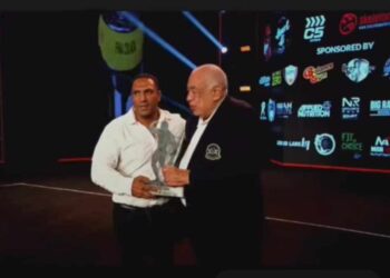 أحمد على يهدى عادل فهيم درع بطولة مستر يونيفرس العالمية التى أبهرت الجميع بختام قوى