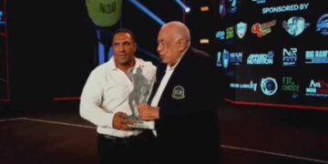 أحمد على يهدى عادل فهيم درع بطولة مستر يونيفرس العالمية التى أبهرت الجميع بختام قوى