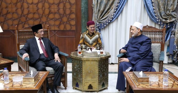 شيخ الأزهر يستقبل الرئيس العام لمسجد الاستقلال بإندونيسيا رفقة وفد طلاب برنامج «إعداد كوادر العلماء»