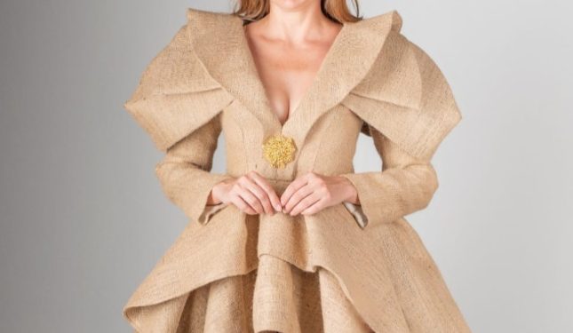 محمد نور في عرض أزياء ثوري يمزج “الخيش” بالفخامة