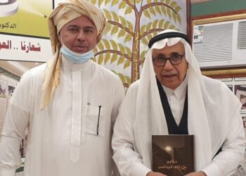 المؤلف صالح عطية يهدي كتابه “زقاق الخنجي” للشيخ أحمد فتحي