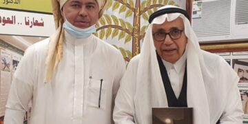 المؤلف صالح عطية يهدي كتابه “زقاق الخنجي” للشيخ أحمد فتحي