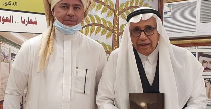 المؤلف صالح عطية يهدي كتابه “زقاق الخنجي” للشيخ أحمد فتحي