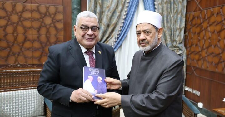 شيخ الأزهر يستقبل رئيس مجلس الدولة بمشيخة الأزهر