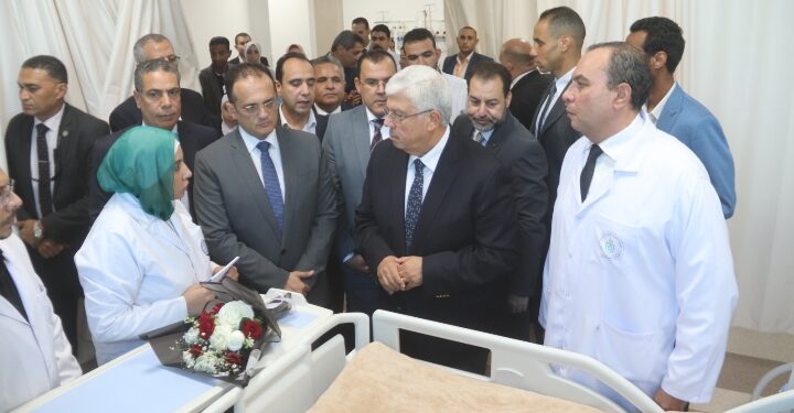 وزير التعليم العالي ومحافظ السويس يزوران طلاب جامعة الجلالة المُصابين بمجمع السويس الطبي