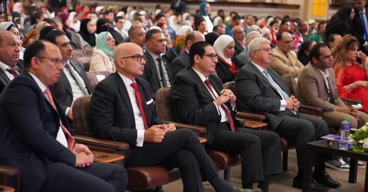 رئيس جامعة عين شمس يقود وفد الجامعة في مبادرة تمكين في رحاب جامعة القاهرة