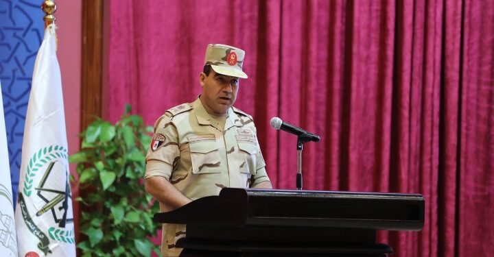 قائد قوات الدفاع الشعبي والعسكري : يخطيء من يعتقد إمكانية المساس بأرض مصر