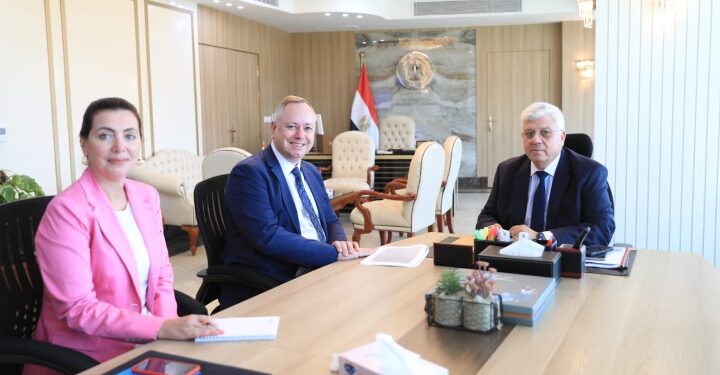 وزير التعليم العالي يبحث مُستجدات التعاون مع جامعة ” إيست لندن”