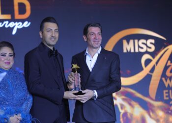 تكريمً دكتور رعد البنا بأوسكار عربي أنا من مهرجان(السياحة العربية) في اسطنبول