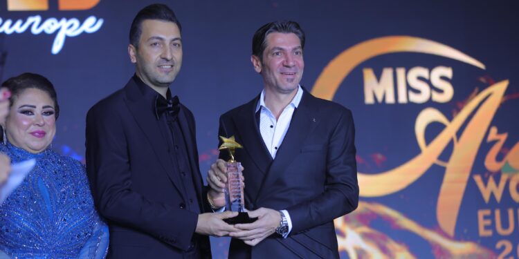 تكريمً دكتور رعد البنا بأوسكار عربي أنا من مهرجان(السياحة العربية) في اسطنبول